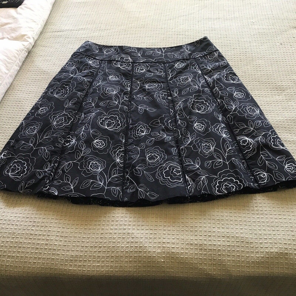 Nine West Skirt Sz12 Lined Pleated Blk/Stitched Flowers Zip Pre-Owned